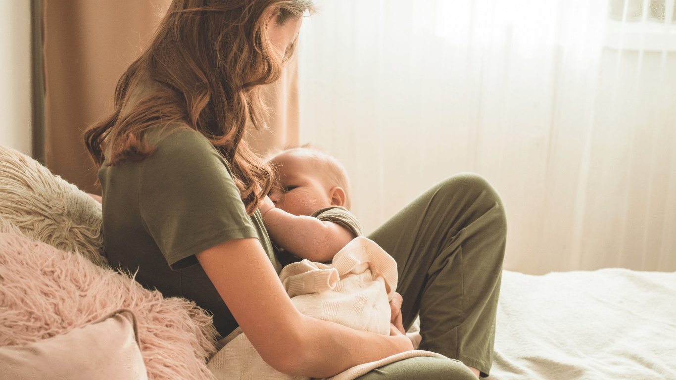 mujer brindando lactancia materna a su bebé