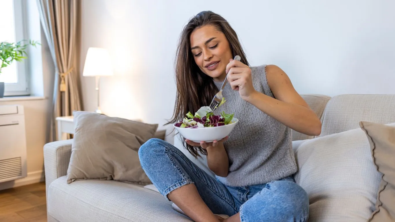 Mujer cuidando su colesterol y fertilidad comiendo saludablemente