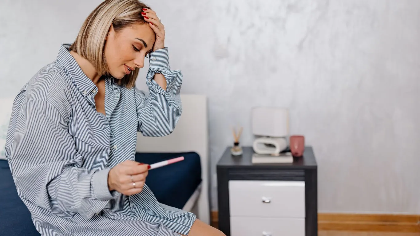 Mujer pensando por qué no me puedo embarazar